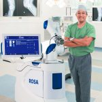 Robô colaborativo prótese de joelho