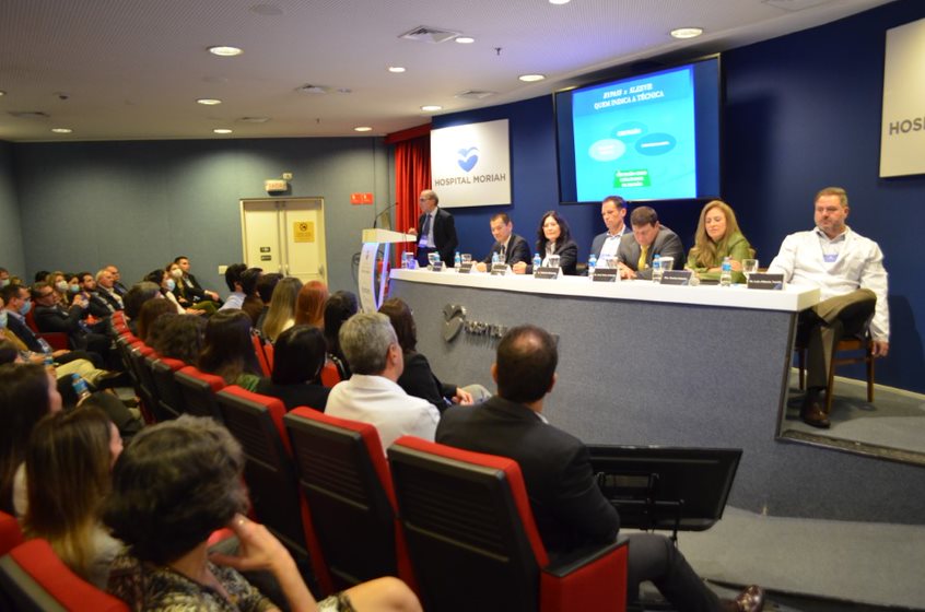 Aula Magna com Dr. Marco Aurélio Santo, bancada de palestrantes (da esquerda para a direita: Dr. Flávio Massato Kawamoto, Dra. Ana Olga Nagano Gomes Fernandes, Dr. Roberto Blasbalg, Dr. Celso Ardengh, Dra. Sandra Cabelho e Dr. Luiz Turatti) e auditório.