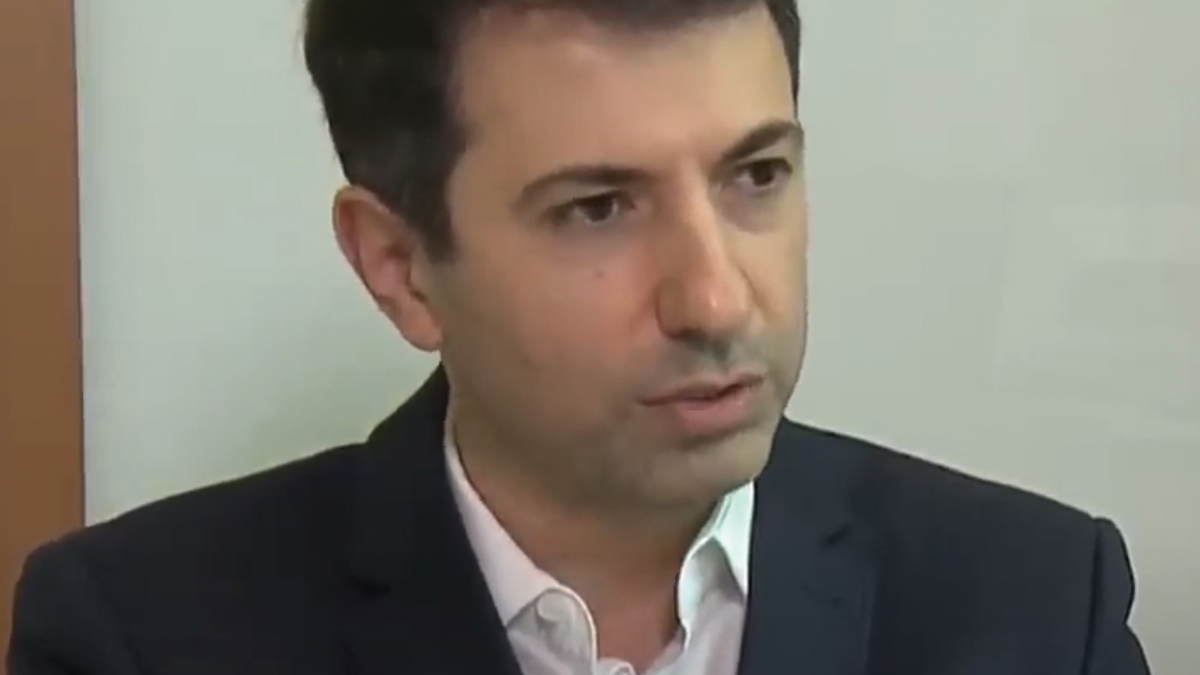 Jovem que vive com dois corações no peito