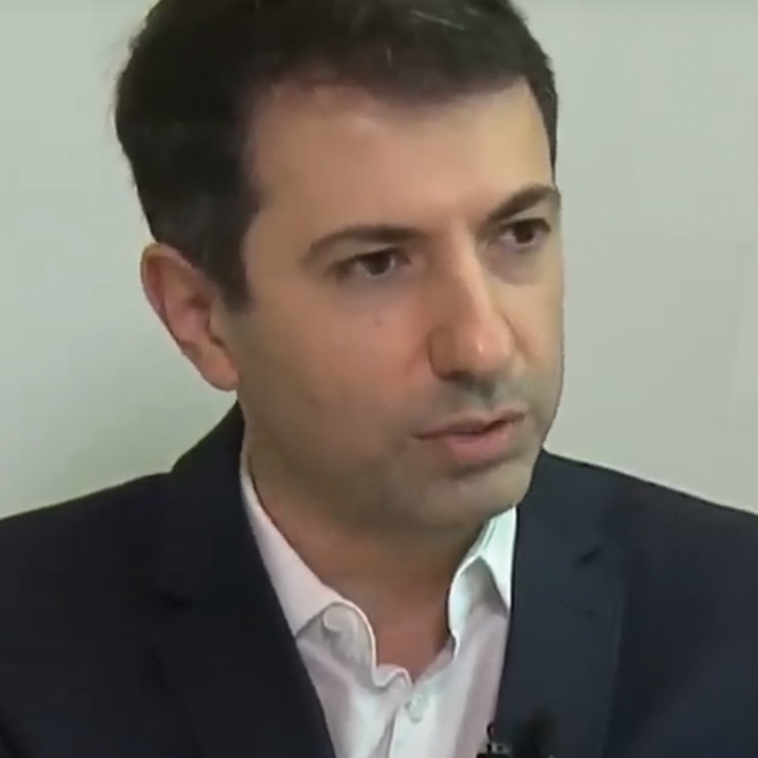 Jovem que vive com dois corações no peito