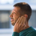 Dor de ouvido no verão pode ser otite externa, a otite de nadador