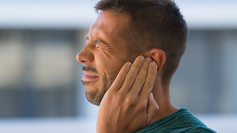 Dor de ouvido no verão pode ser otite externa, a otite de nadador