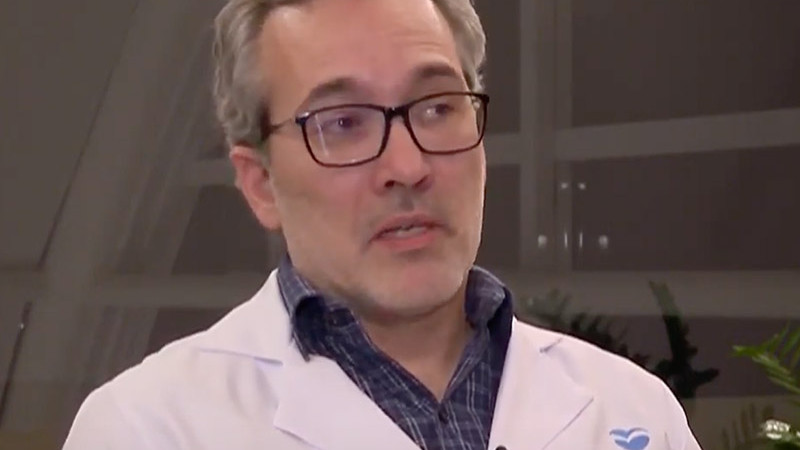 Pequena corintiana que tem coração do lado direito ganha camisa personalizada