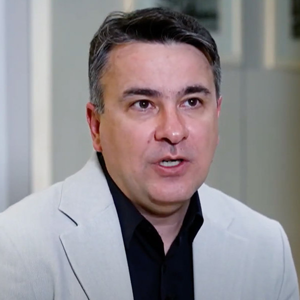 Conheça a técnica que transplanta fios dos cabelos para a região dos cílios