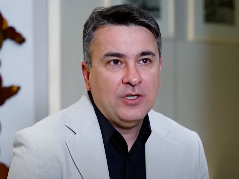 Conheça a técnica que transplanta fios dos cabelos para a região dos cílios